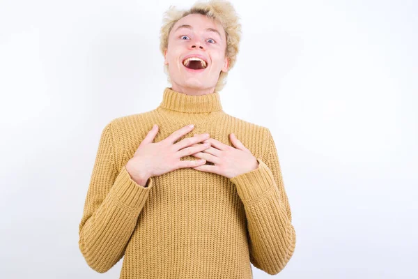 Glad Leende Stilig Vit Blond Man Står Mot Vit Bakgrund — Stockfoto