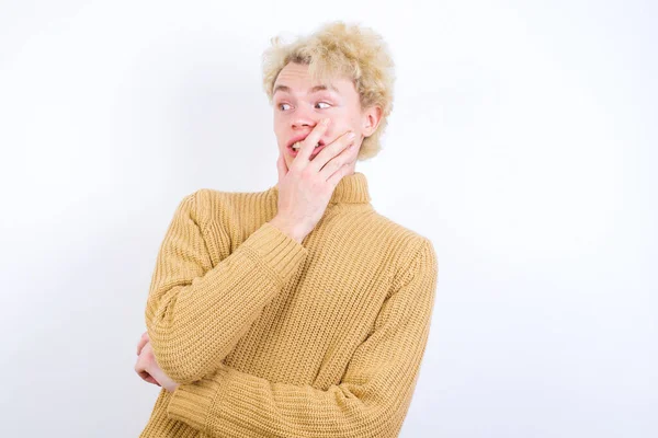 Knap Blank Blond Man Staan Tegen Witte Achtergrond Bedekken Mond — Stockfoto