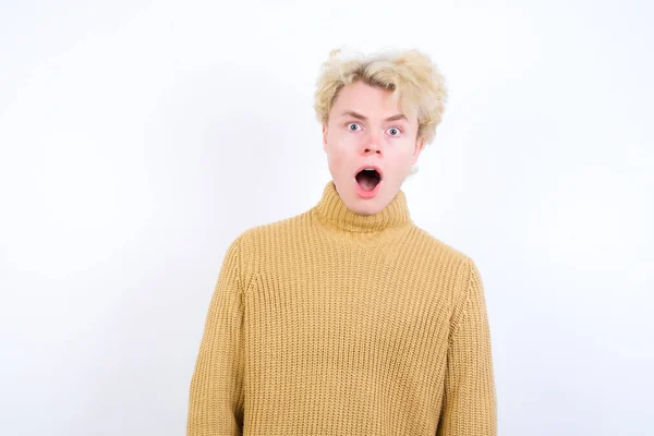Emotioneel Aantrekkelijke Knappe Blanke Blonde Man Staande Tegen Witte Achtergrond — Stockfoto