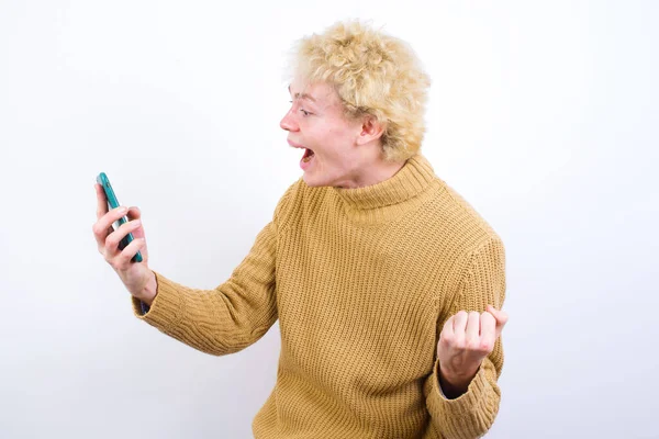 Šťastný Veselý Pohledný Kavkazský Blonďák Stojící Proti Bílému Pozadí Dostávající — Stock fotografie