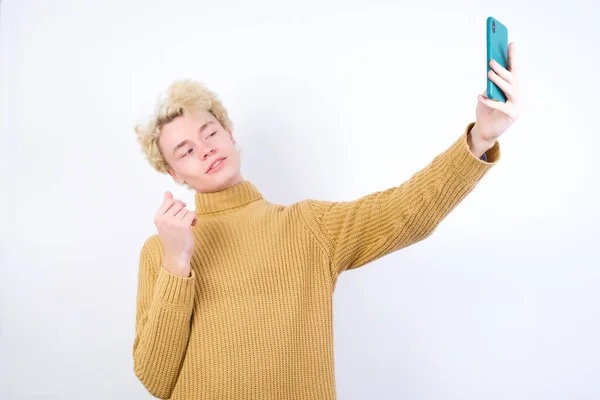 Portrét Pohledného Bělošského Blonďáka Stojícího Bílém Pozadí Který Bere Selfie — Stock fotografie