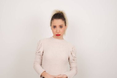 Üzgün, çaresiz, kederli, gözyaşları içinde, kederli bir kadının güzel yüzü. Acı ve depresyon çekiyor. Gri arka planda, üzgün bir yüz ifadesi ve duygu konseptiyle izole edilmiş..