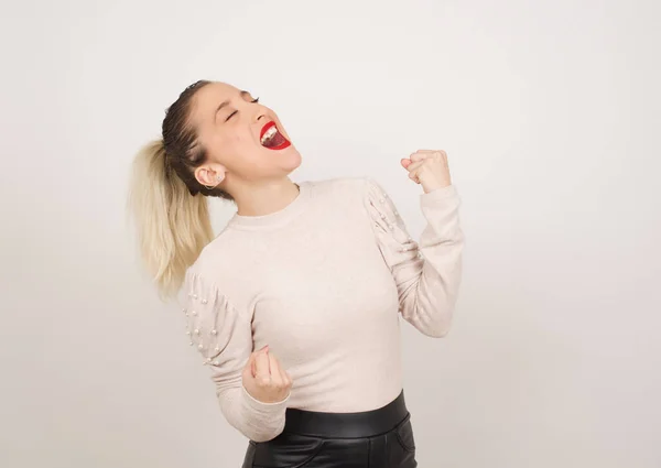 Mujer Joven Atractiva Celebrando Una Victoria Golpeando Aire Con Sus —  Fotos de Stock