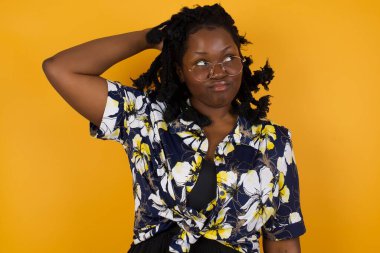 Tüh, ne yaptım ben? Güzel afro-amerikan kadın günlük giysiler içinde korkmuş ve pişmanlık dolu bir ifadeyle el ele tutuşuyor.. 