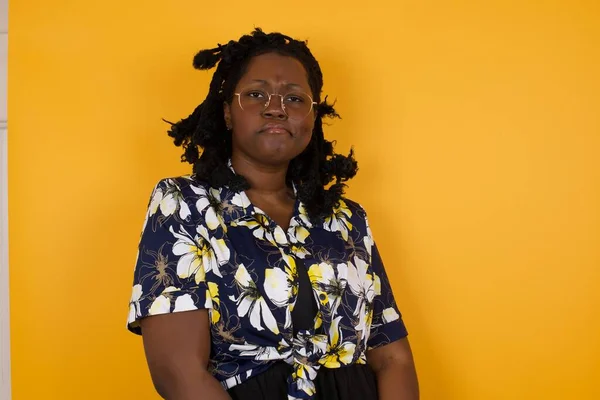 Die Schöne Afroamerikanerin Trägt Eine Brille Die Tief Den Gedanken — Stockfoto