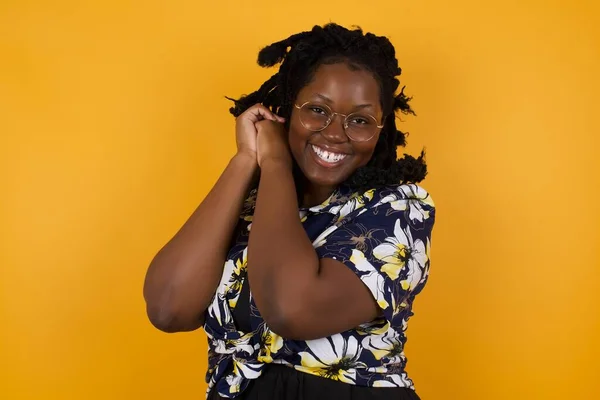 Belle Femme Afro Américaine Rêveuse Portant Des Lunettes Avec Une — Photo