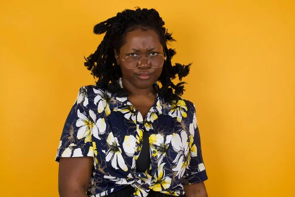 Retrato Mulher Afro Americana Indignada Roupas Casuais Franzindo Sobrancelhas Sendo — Fotografia de Stock