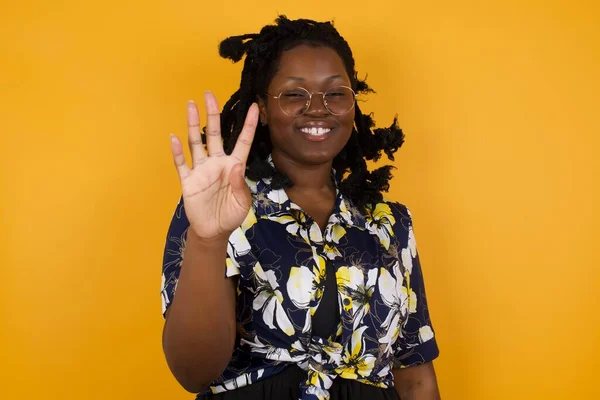 Afrikkalainen Amerikkalainen Nainen Rento Vaatteita Näy Osoittaa Sormilla Numero Neljä — kuvapankkivalokuva