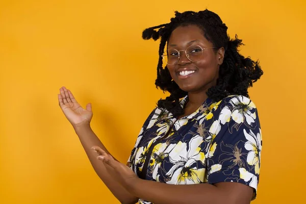 Афроамериканська Жінка Повсякденному Одязі Над Ізольованим Тлом Запрошення Увійти Усміхненою — стокове фото