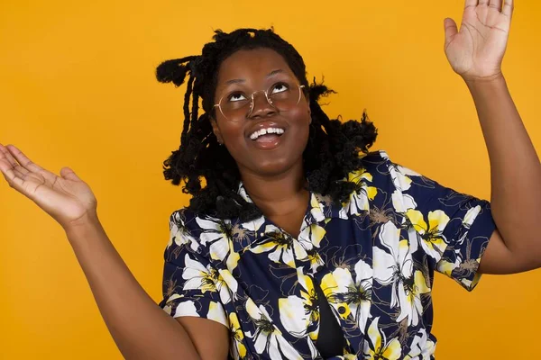 Mulher Afro Americana Roupas Casuais Fazendo Gesto Boas Vindas Levantando — Fotografia de Stock