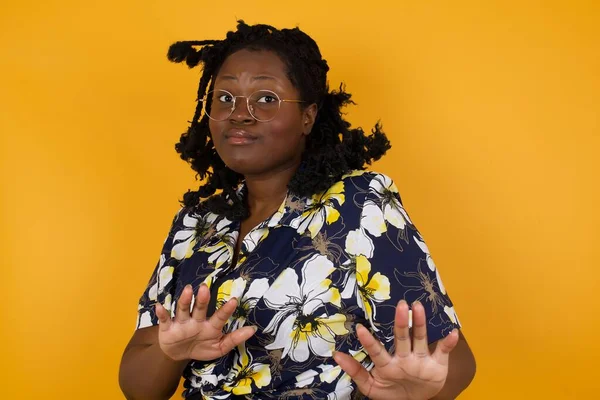 Mulher Afro Americana Vestindo Roupas Casuais Sobre Fundo Isolado Com — Fotografia de Stock