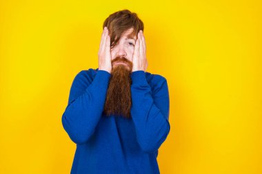 Yakışıklı, kızıl sakallı, beyaz adam sarı duvara yaslanmış. Mutsuz bir ifadeyle el ele tutuşmuş. Hayvanlarla ilgili hüzünlü bir film izliyor ve ağlamamaya çalışıyor..