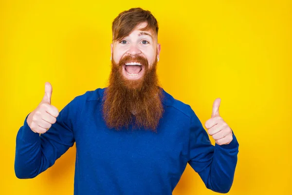 Optimismo Guapo Pelirrojo Barbudo Hombre Caucásico Pie Contra Pared Amarilla —  Fotos de Stock