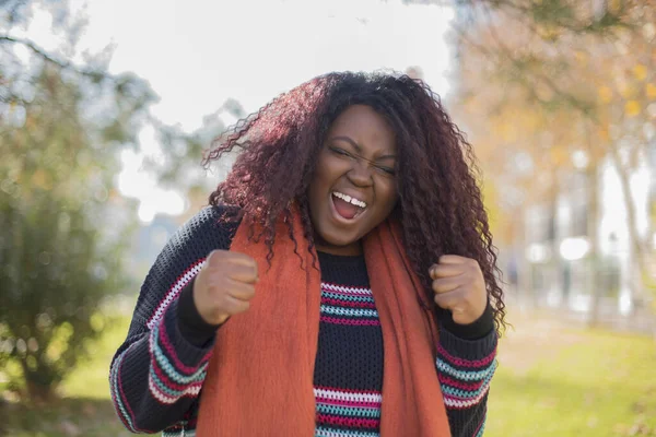 Junge Schöne Afrikanisch Amerikanische Frau Pullover Und Schal Feiert Mit — Stockfoto