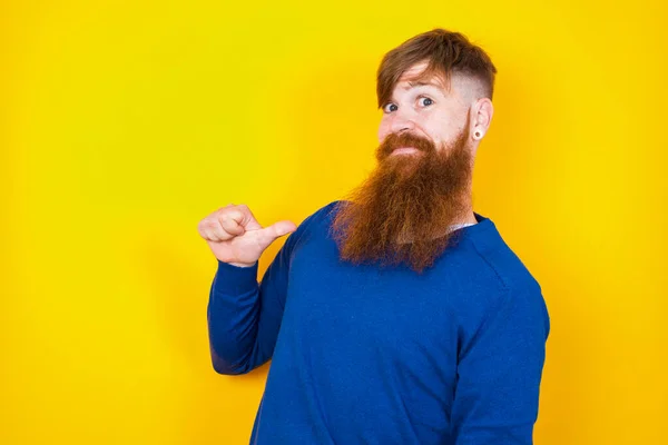 Closeup Cheerful Handsome Red Haired Bearded Caucasian Man Standing Yellow — Stock Photo, Image