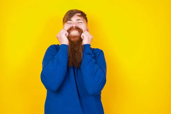 Portrait Handsome Red Haired Bearded Caucasian Man Standing Yellow Wall — Stock Photo, Image