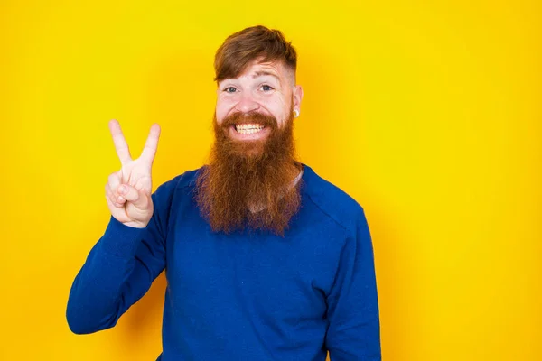 Knappe Roodharige Baard Blanke Man Staande Tegen Gele Muur Tonen — Stockfoto