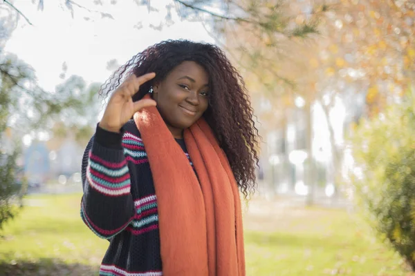 Jeune Belle Femme Afro Américaine Portant Pull Une Écharpe Orange — Photo