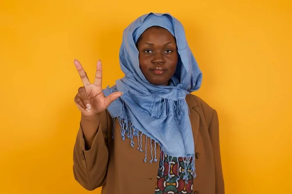 Mujer Rubia Joven Señalando Número Tres Con Los Dedos Afro —  Fotos de Stock