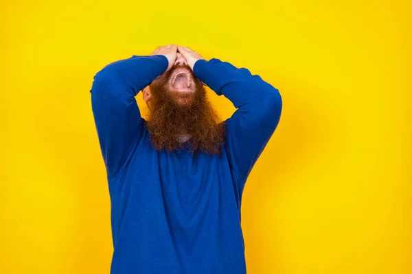 Shocked Guapo Pelirrojo Barbudo Caucásico Hombre Pie Contra Pared Amarilla — Foto de Stock