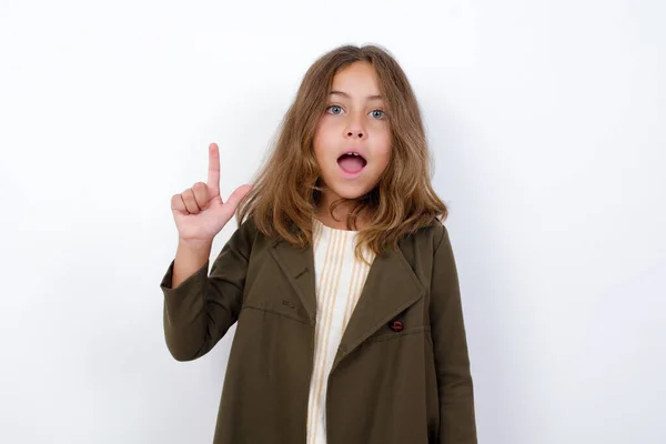 Aangenaam Uitziend Meisje Groene Jas Heeft Slimme Uitdrukking Steekt Een — Stockfoto