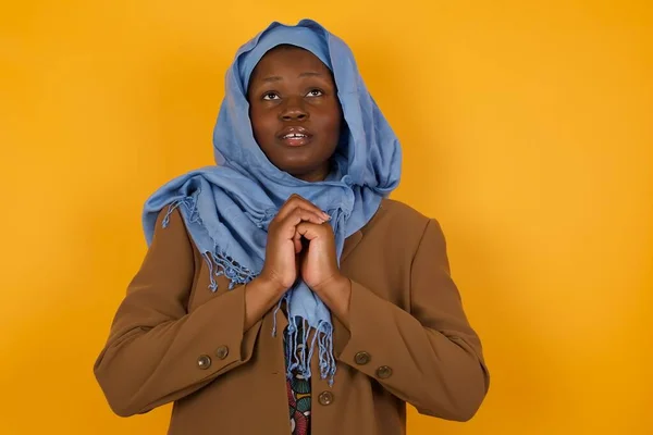 Femme Musulmane Afro Américaine Portant Hijab Debout Priant Sur Fond — Photo