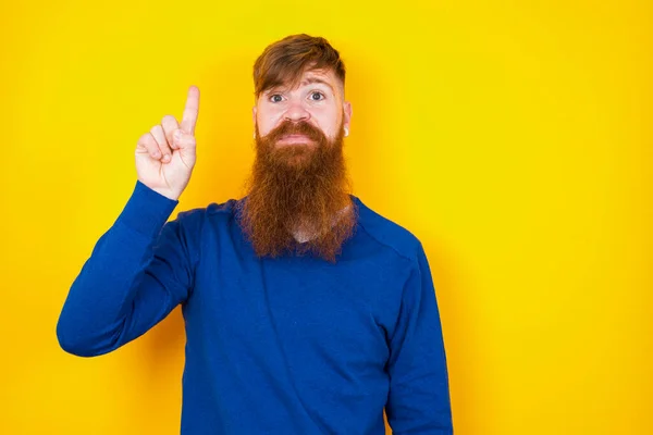 Knappe Roodharige Baard Blanke Man Staande Tegen Gele Muur Tonen — Stockfoto