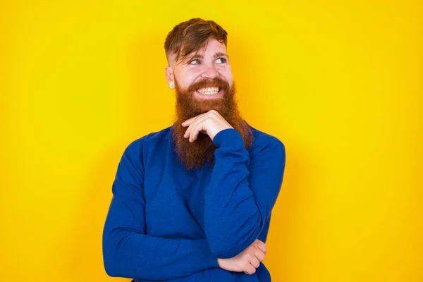 Rêveur Beau Cheveux Rouges Barbu Homme Caucasien Debout Contre Mur — Photo