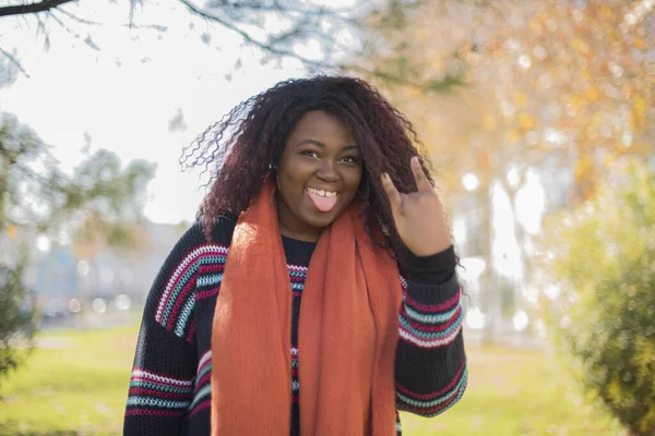 Jong Mooi Afrikaans Amerikaans Vrouw Dragen Trui Oranje Sjaal Met — Stockfoto
