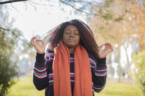 Jovem Bela Mulher Afro Americana Vestindo Suéter Colorido Meditando Parque — Fotografia de Stock