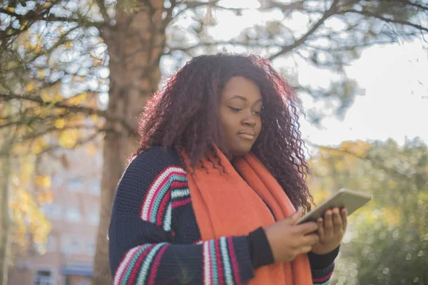 Νεαρή Όμορφη Αφροαμερικανή Γυναίκα Φορώντας Πουλόβερ Και Μαντήλι Χρησιμοποιώντας Tablet — Φωτογραφία Αρχείου
