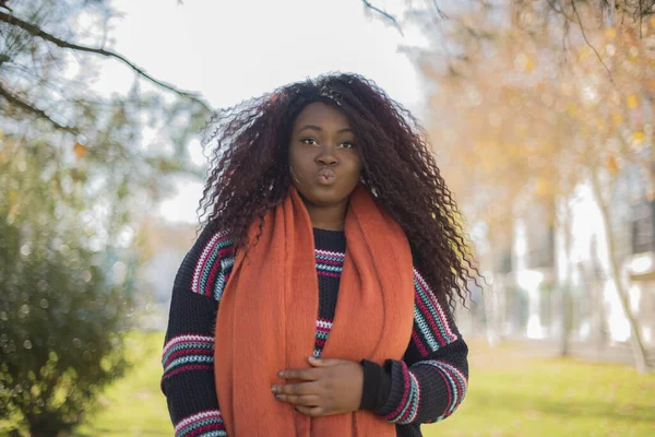 Jong Mooi Afro Amerikaanse Vrouw Dragen Kleurrijke Trui Tonen Kus — Stockfoto