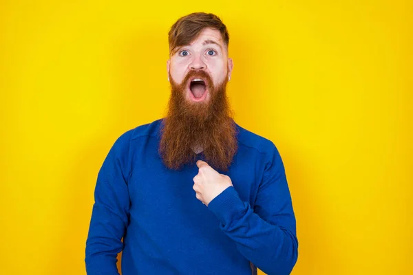 Knappe Roodharige Bebaarde Blanke Man Die Tegen Een Gele Muur — Stockfoto