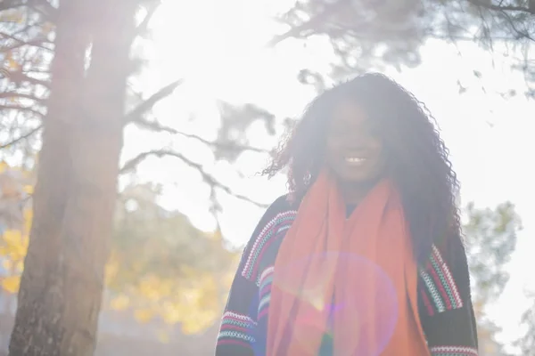 Młoda Piękna Afroamerykanka Swetrze Szaliku Pozowanie Jesiennym Parku — Zdjęcie stockowe