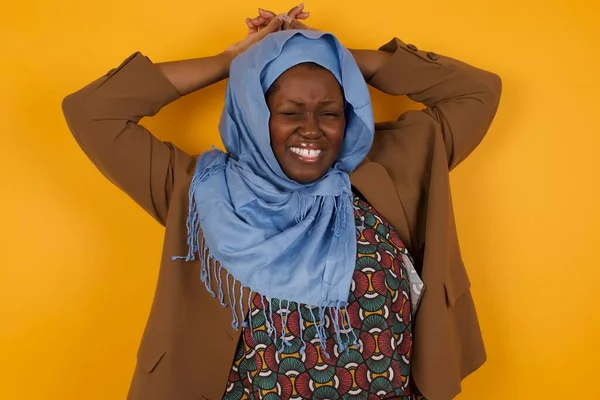 Retrato Una Hermosa Mujer Riéndose Relajándose Afro Americana Musulmana Mujer —  Fotos de Stock