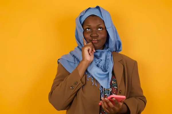 Afroamerikanische Muslimin Hijab Vor Gelbem Studiohintergrund Pensive Träumende Junge Schöne — Stockfoto