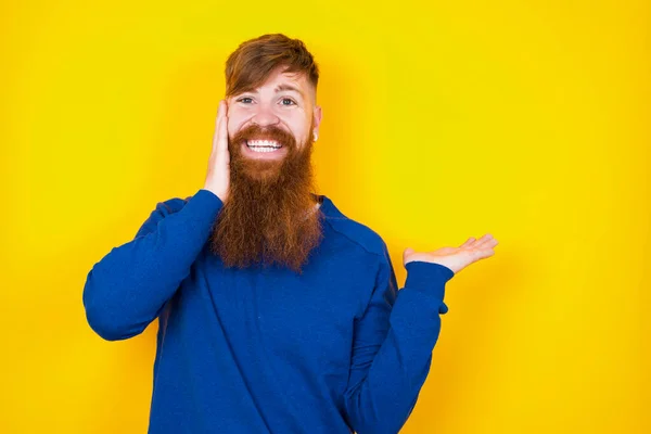 Positivo Feliz Bonito Ruivo Barbudo Caucasiano Homem Contra Parede Amarela — Fotografia de Stock