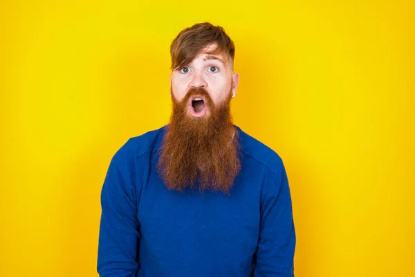 Emocional Atractivo Guapo Pelirrojo Barbudo Hombre Caucásico Pie Contra Pared — Foto de Stock