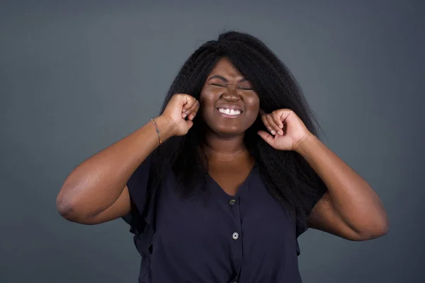 Sinir Bozucu Sesi Çıkarmayı Kes Mutsuz Genç Afro Amerikan Kadın — Stok fotoğraf