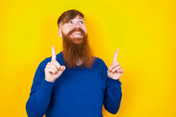 Succès Amical Beau Cheveux Roux Barbu Homme Caucasien Debout Contre — Photo