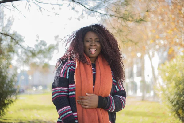 Jong Mooi Afrikaans Amerikaans Vrouw Dragen Trui Oranje Sjaal Tonen — Stockfoto
