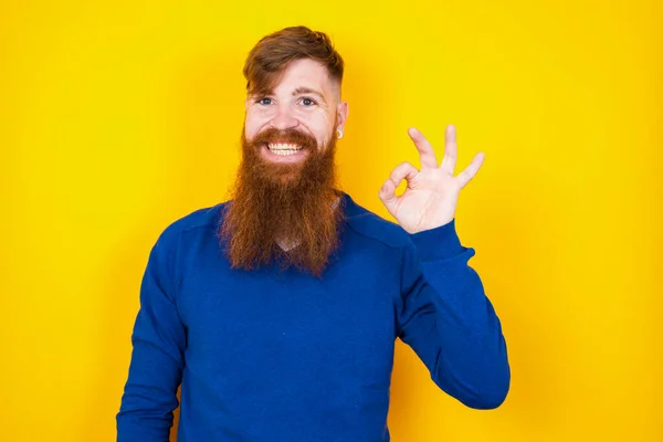 Blij Aantrekkelijke Knappe Roodharige Baard Blanke Man Staande Tegen Gele — Stockfoto