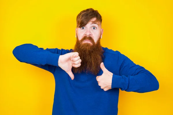 Knappe Roodharige Baard Blanke Man Die Tegen Een Gele Muur — Stockfoto