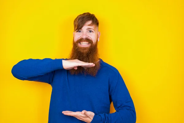 Knappe Roodharige Man Met Baard Blank Staande Tegen Een Gele — Stockfoto