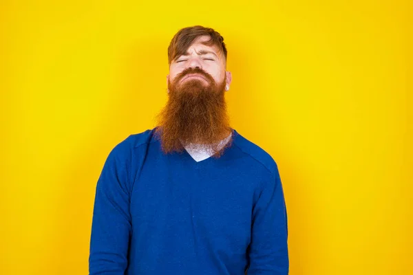 Sombrío Aburrido Guapo Pelirrojo Barbudo Hombre Caucásico Pie Contra Pared —  Fotos de Stock