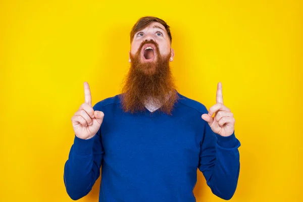 Knappe Roodharige Baard Blanke Man Die Tegen Een Gele Muur — Stockfoto