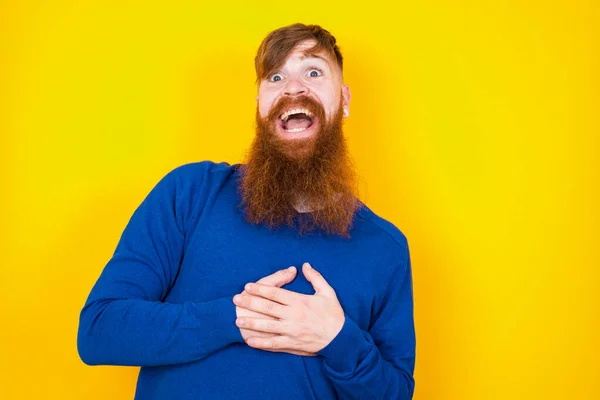 Feliz Sonriente Guapo Pelirrojo Barbudo Caucásico Hombre Pie Contra Pared —  Fotos de Stock