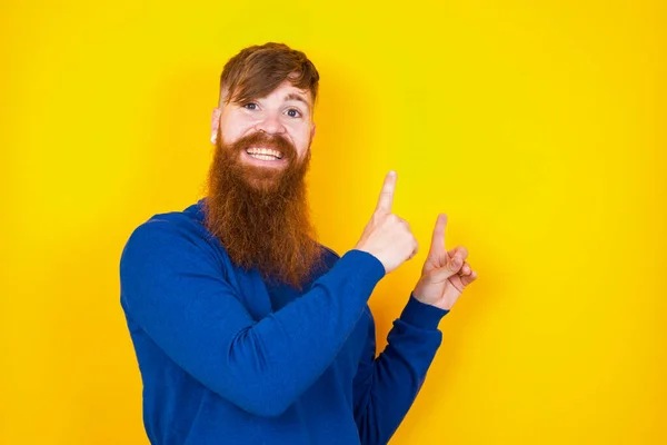 Positieve Knappe Roodharige Bebaarde Blanke Man Die Tegen Een Gele — Stockfoto