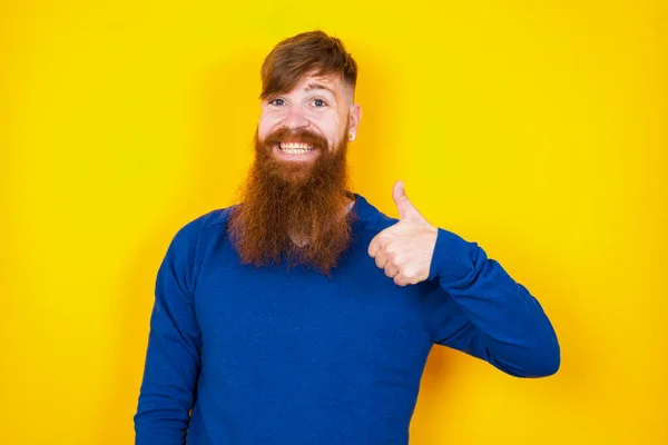 Schöner Rothaariger Mann Mit Kaukasischem Bart Der Der Gelben Wand — Stockfoto