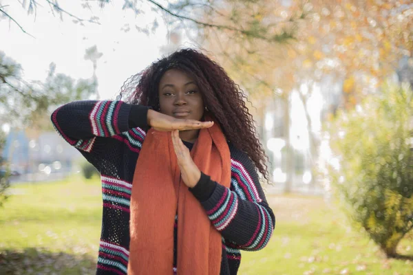 Jong Mooi Afrikaans Amerikaans Vrouw Dragen Trui Oranje Sjaal Gebaren — Stockfoto